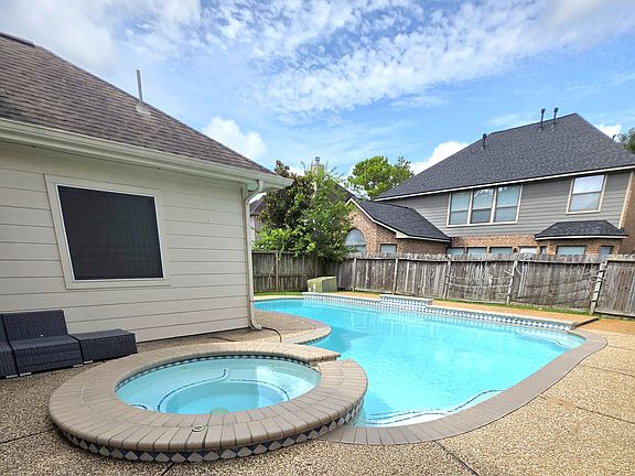 Sparkling pool with hot tub-pool maintenance is included