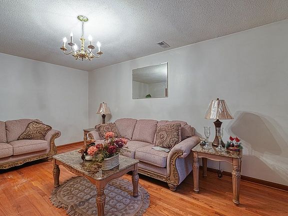 3rd image of 212 Bramblewood Dr