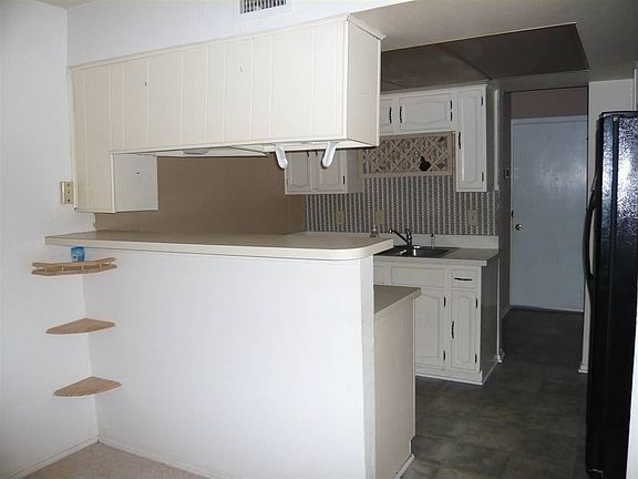 3rd image of 402 Menlo Park Dr