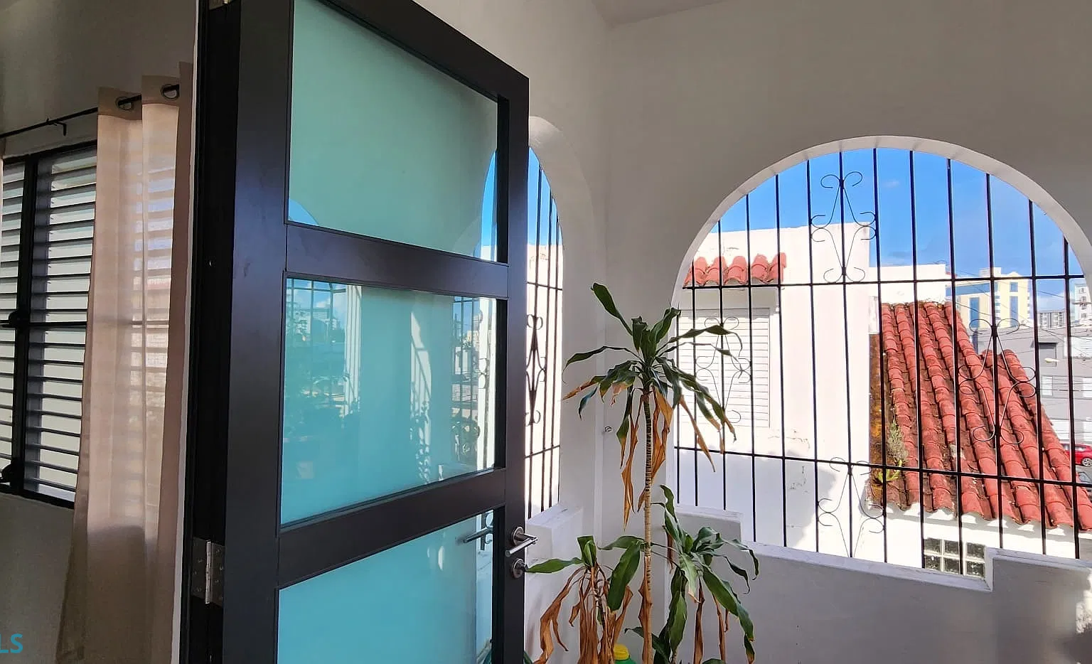 3 bed, 1.5 bath, 1200 sqft, $1,300 — Photo 2