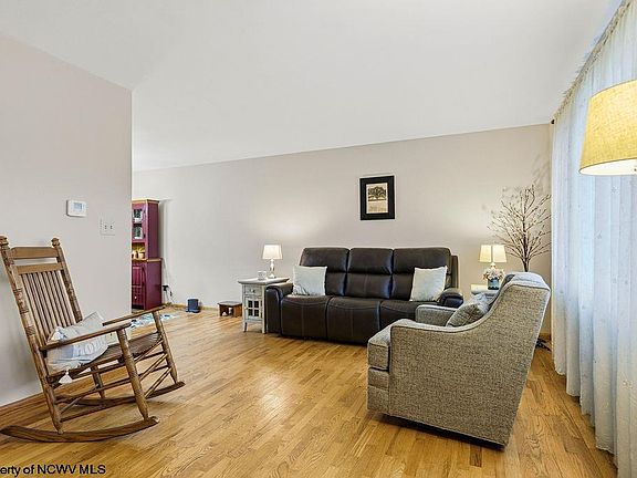 5th image of 214 Cherry St