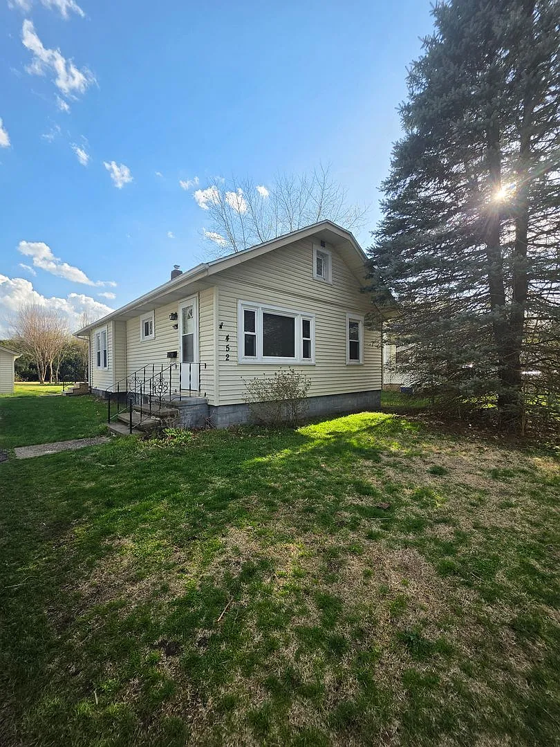 Building Photo - 452 Needham Ave