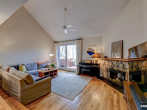 3rd image of 598 Sanderling Ct