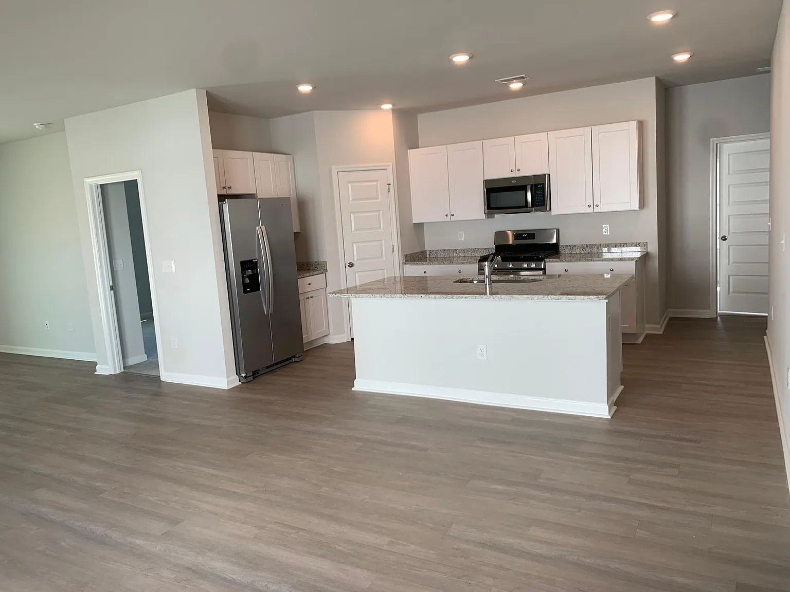 4 bed, 1800 sqft, $2,300 — Photo 3