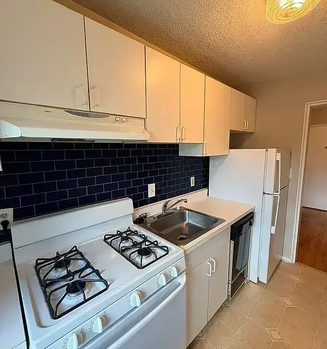 572 Whitney Ave #3E