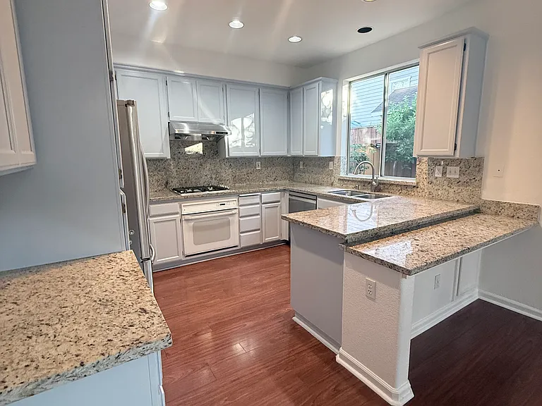 16 Elmwood Dr — Photo 5