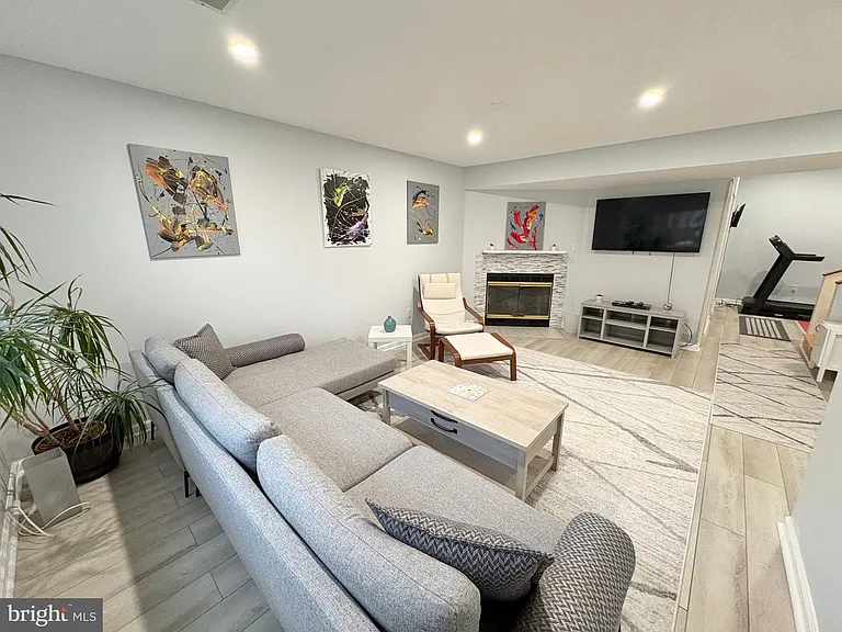 9710 Lakepointe Dr — Photo 47