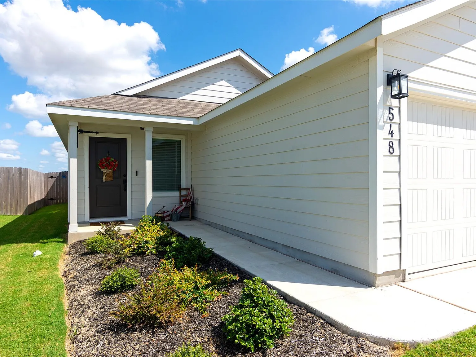 3 bed, 2.0 bath, 1402 sqft, $1,725 — Photo 2