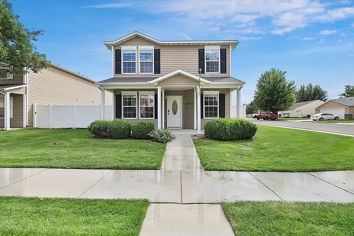 3 bed, 2.5 bath, 2208 sqft, $2,400 — Photo 2