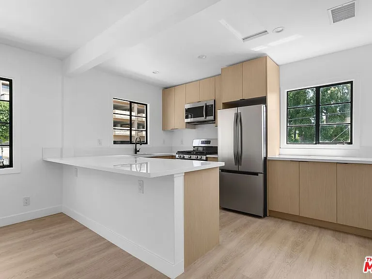 8730 Holloway Dr — Photo 10