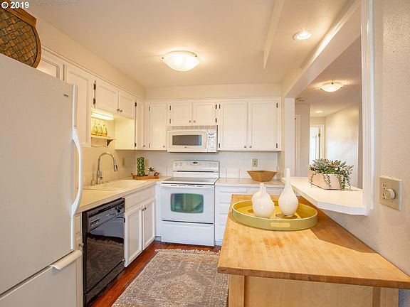4th image of 605 SE 121st Ave APT 2