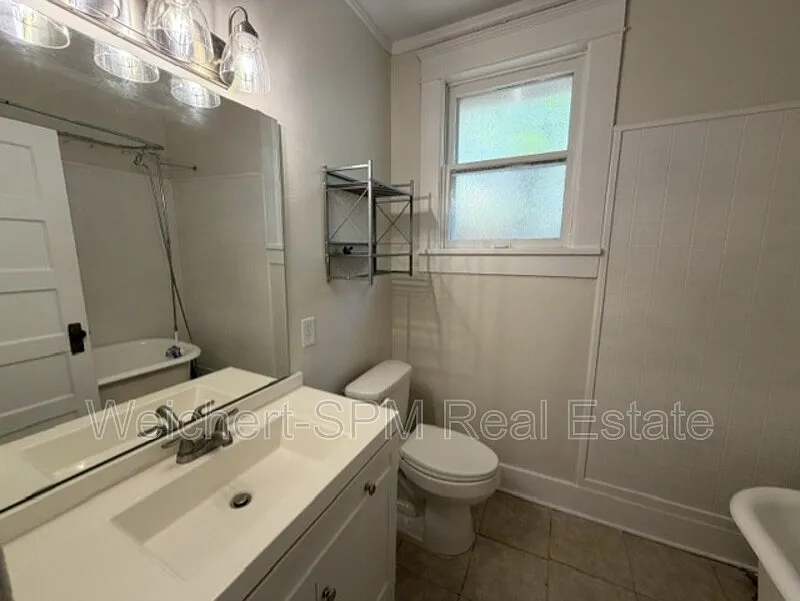 2 bed, 1.0 bath, $1,275 — Photo 3
