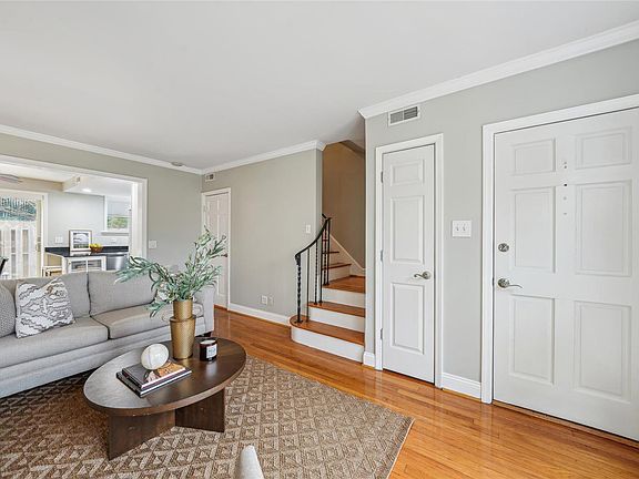 5th image of 823 Westwood Dr APT 1S