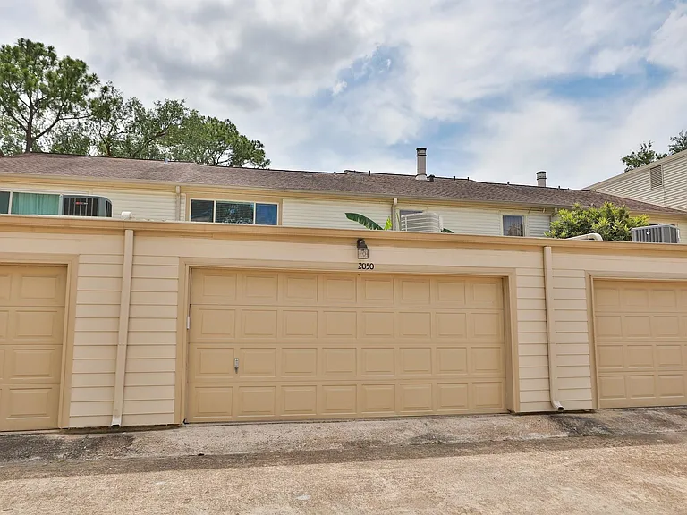2050 Augusta Dr — Photo 31