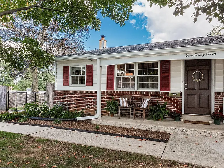 427 W Marion St — Photo 1
