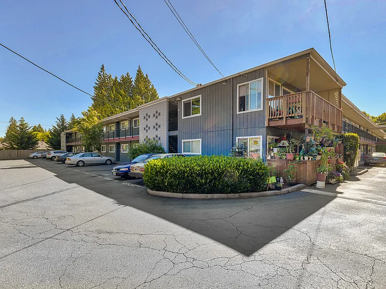 Camille Court Apartments — Photo 2