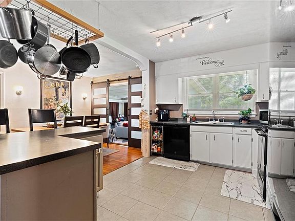3rd image of 13617 Applewood Dr