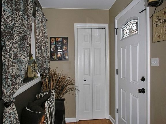 3rd image of 10049 Drury Ln