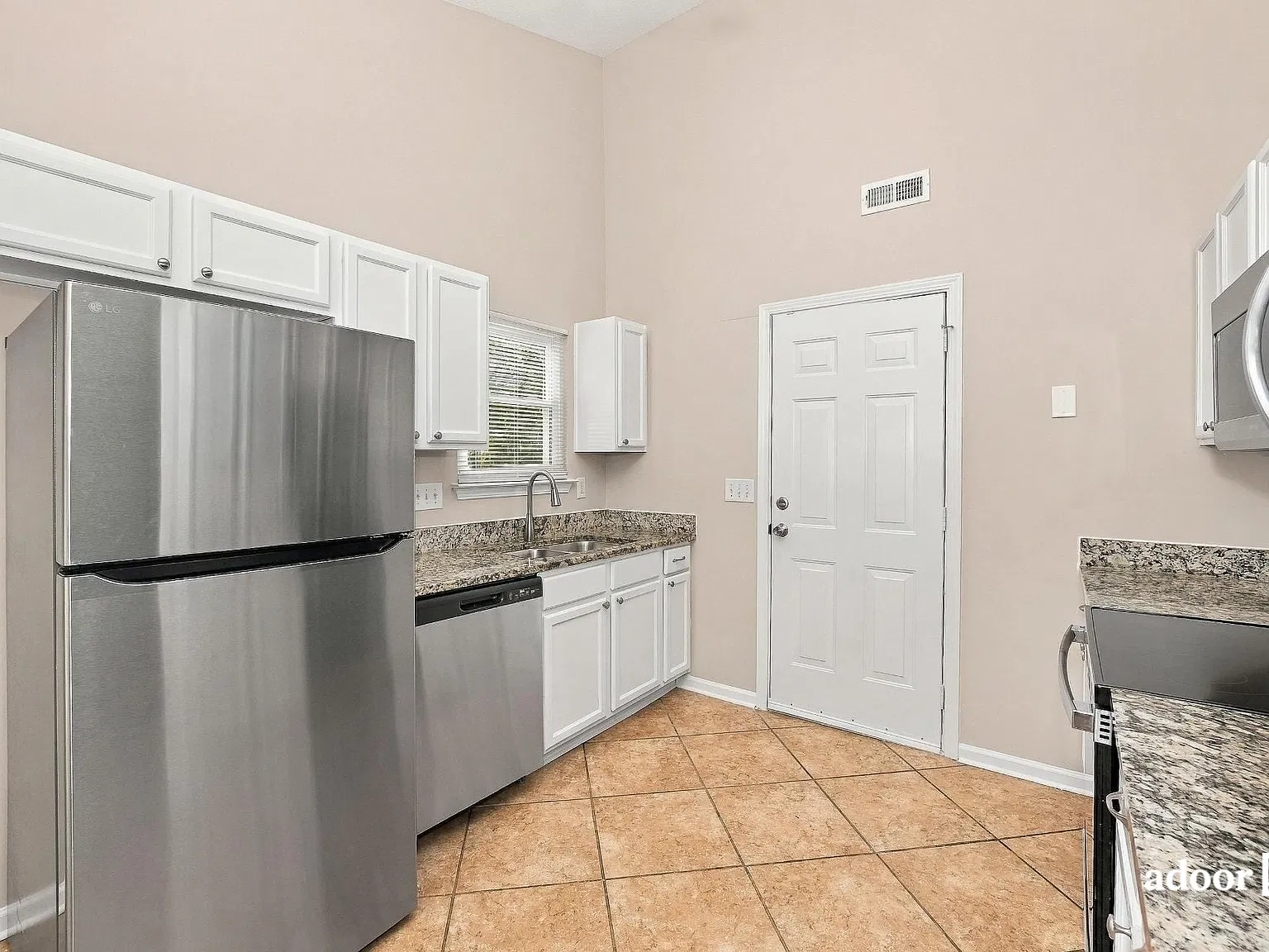 3 bed, 2.0 bath, 1120 sqft, $1,695 — Photo 3