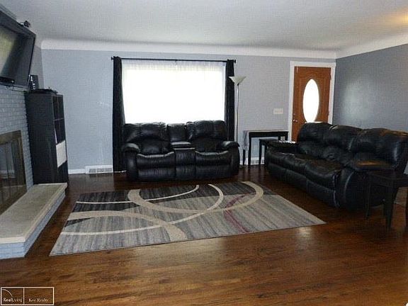 5th image of 22955 Clairwood St