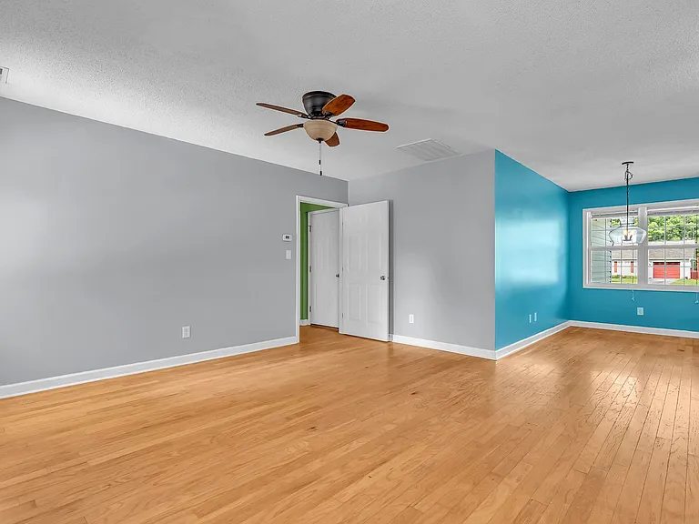 403 Arabian Ln — Photo 12