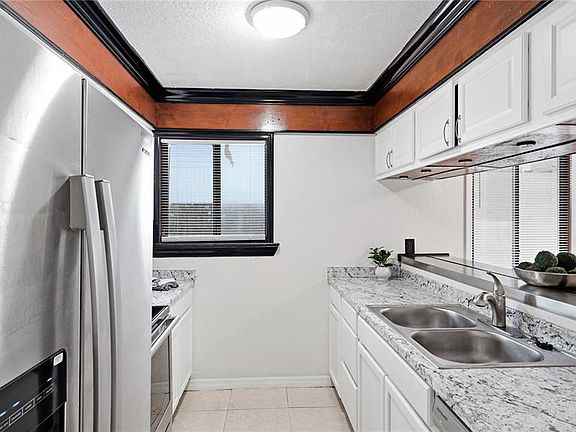 2nd image of 1412 Oak Pl APT A