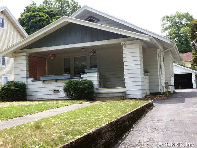 205 Navarre Rd photo 1