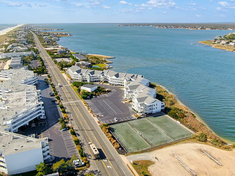 260 Dune Rd — Photo 20