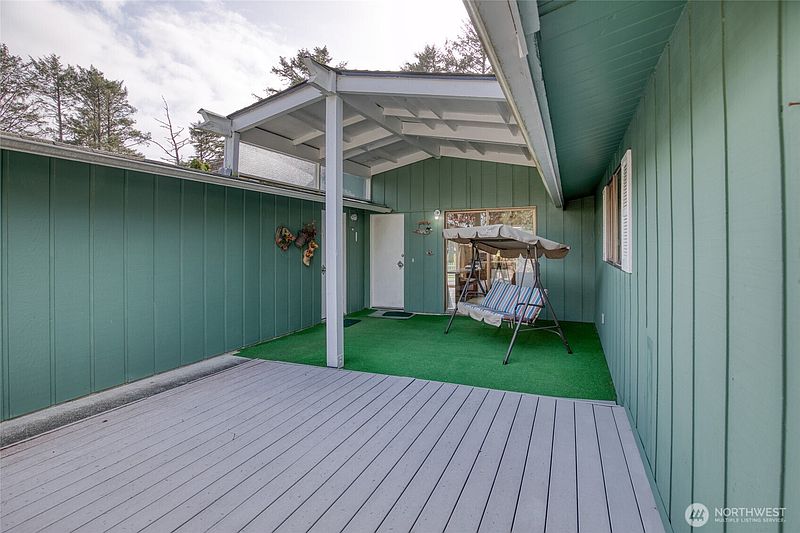 4th image of 483 Dolphin Avenue NE
