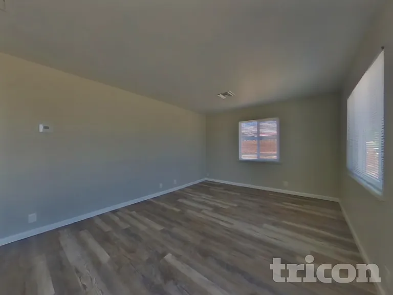 1126 W Ovington St — Photo 3