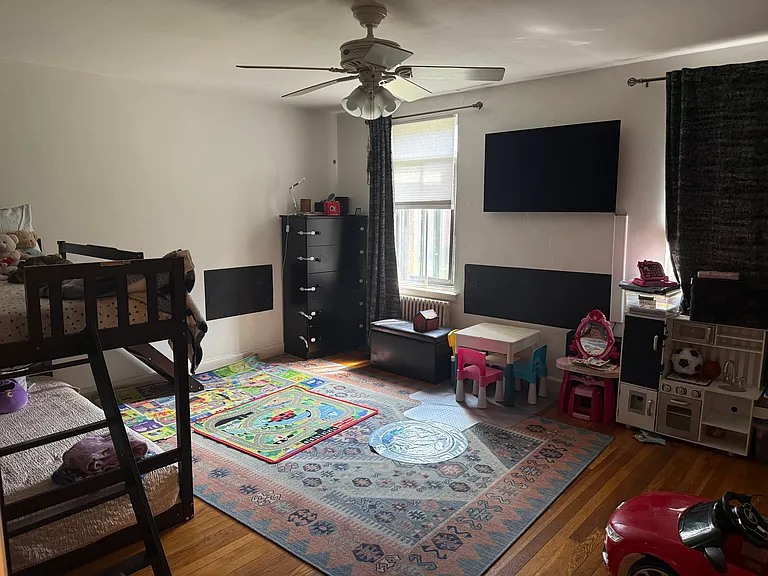 18 Ashland St #1R — Photo 6