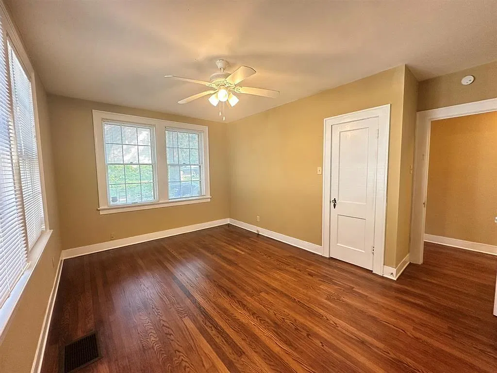 2 bed, 1.0 bath, 900 sqft, $2,400 — Photo 2