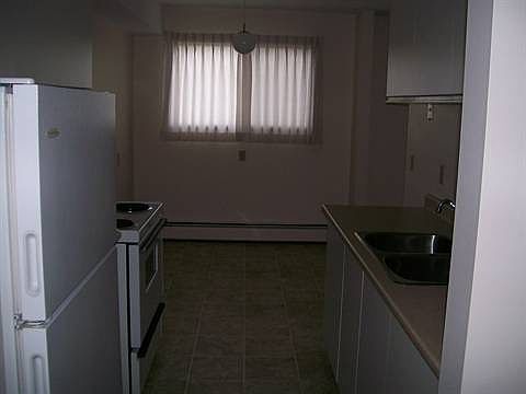 5th image of 5719 52nd Ave