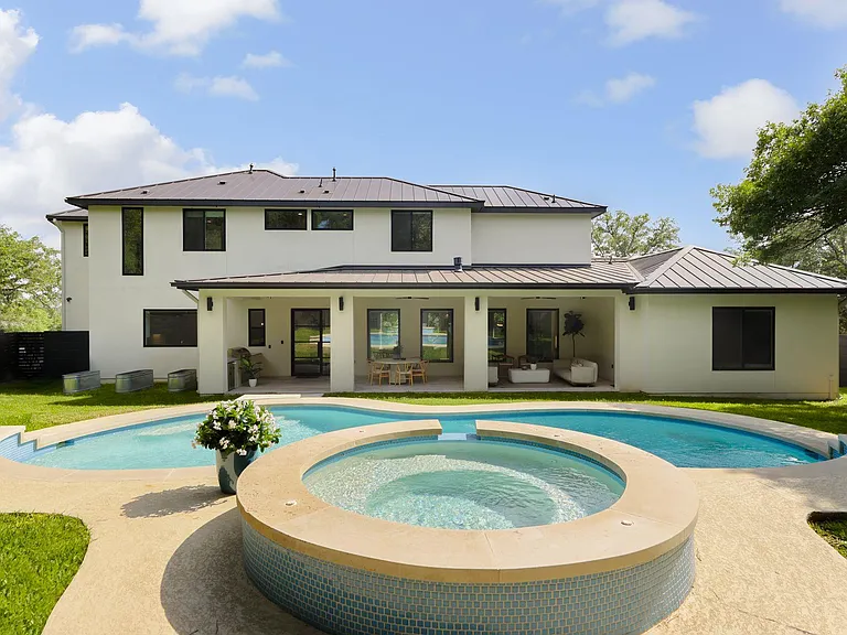 1800 Bay Hill Dr — Photo 3