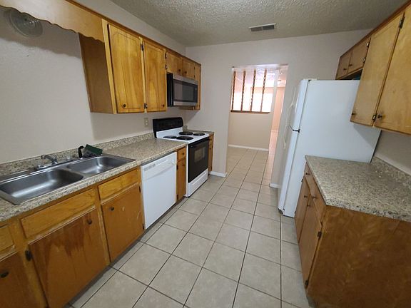 921 Dryden 4 kitchen (0)_06152023