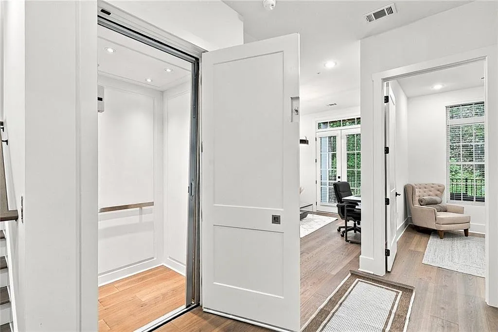 4 bed, 3.5 bath, 3075 sqft, $9,900 — Photo 3
