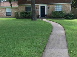 101 Cottonwood St, Lake Jackson, TX 77566