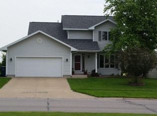 608 E 13th St, Pella, IA 50219