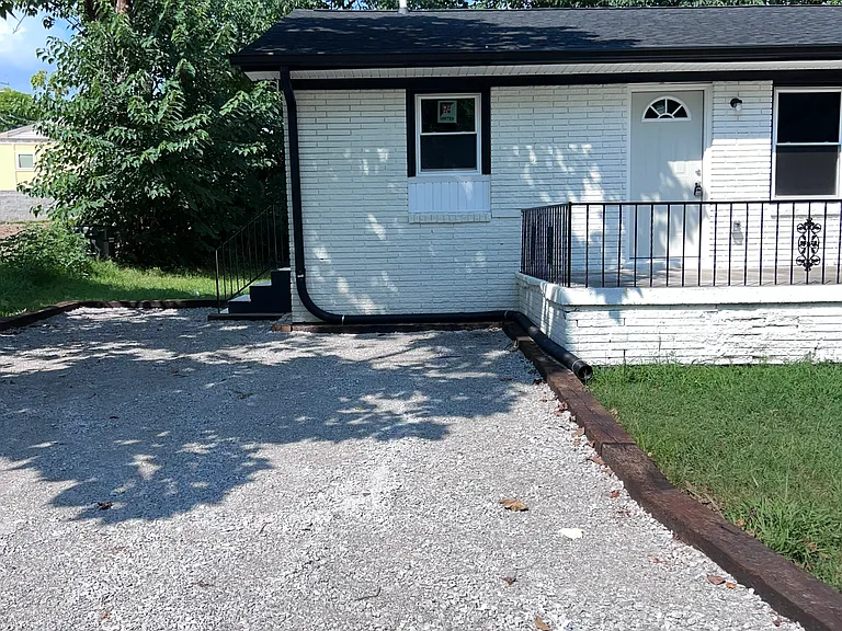 1302 Sharpe St — Photo 2