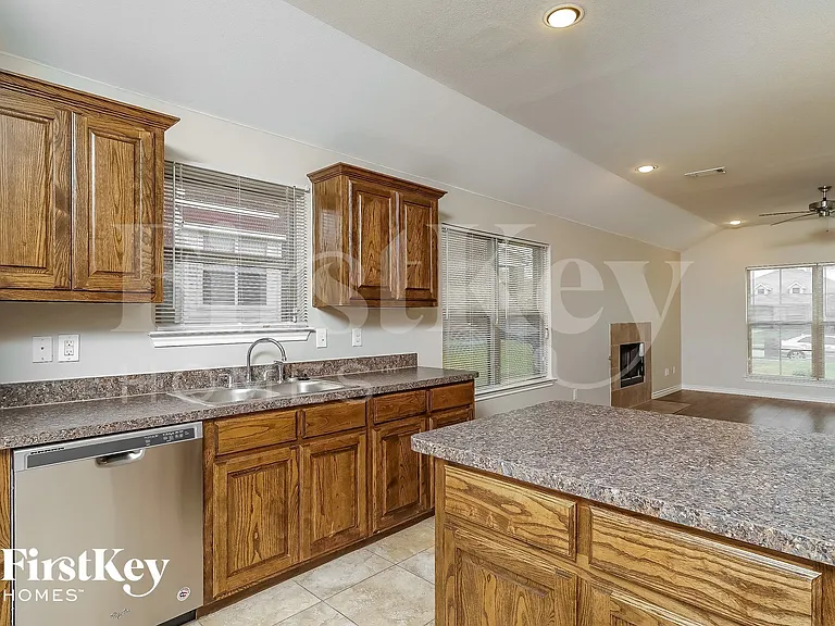 615 Hearthstone Dr — Photo 6