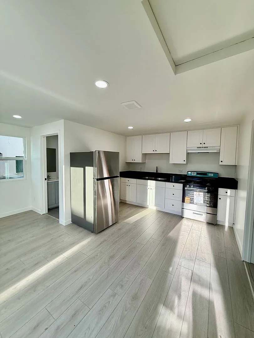 Beautiful 2 Bedroom! Must See — Photo 3