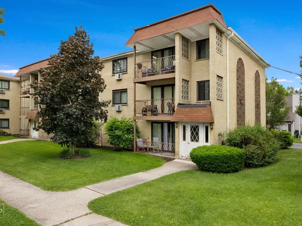 241 N Walnut St #1W, Bensenville, IL 60106