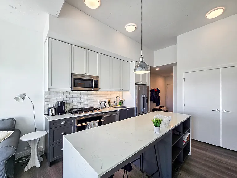 327 9a St NW #910 — Photo 8