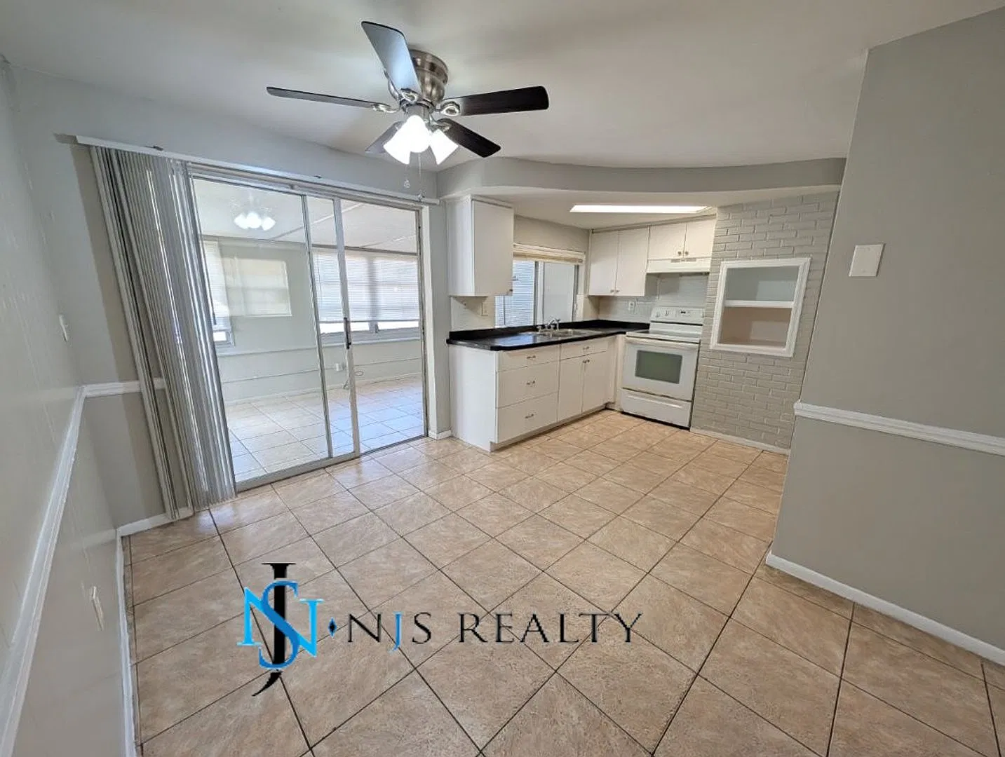 Spacious 2 Bedroom 1.5 Bath With Bonus Room! — Photo 3