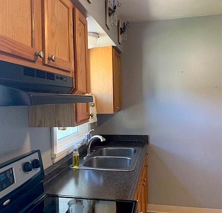 3rd image of 1730 Raymond Ave