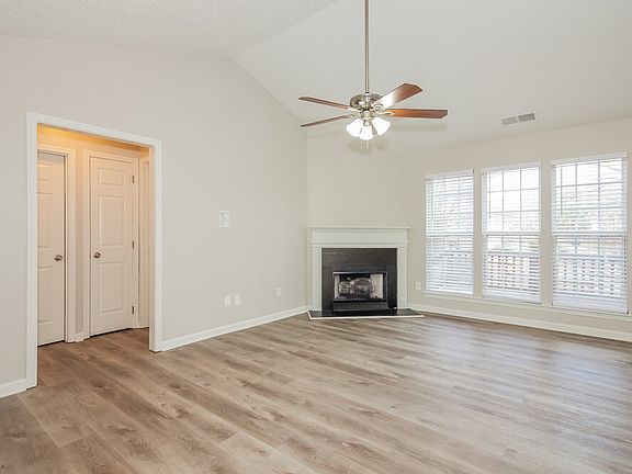 3rd image of 105 Silverleaf Rd