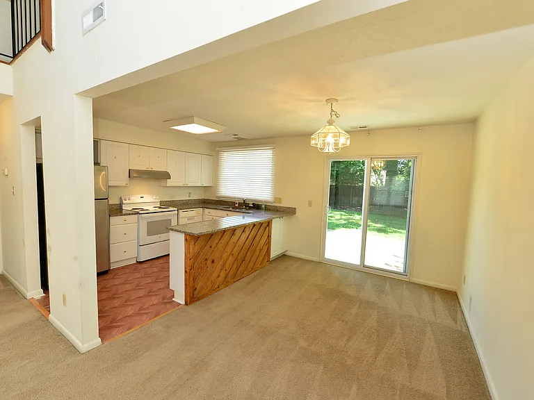 1548 Beachview Dr — Photo 5
