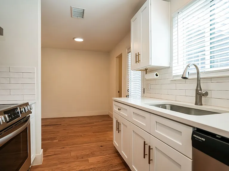 810 Banister Ln #806 — Photo 6