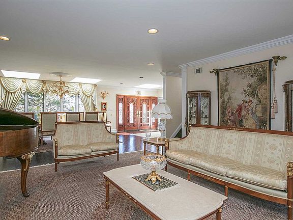 3rd image of 33 Stepping Stone Ln