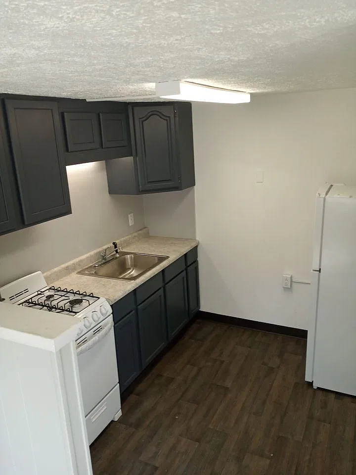 2412 Elm Rd NE — Photo 2